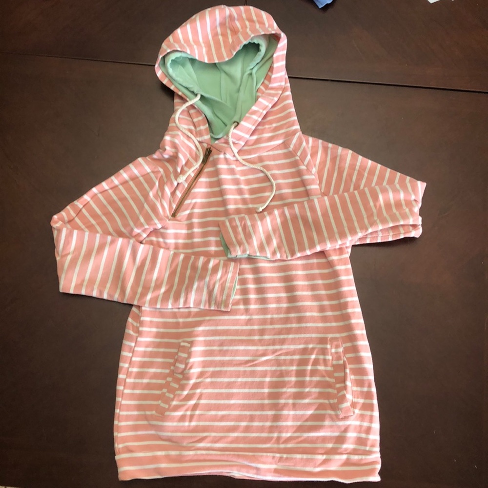 Women’s sweatshirt with pockets  size small